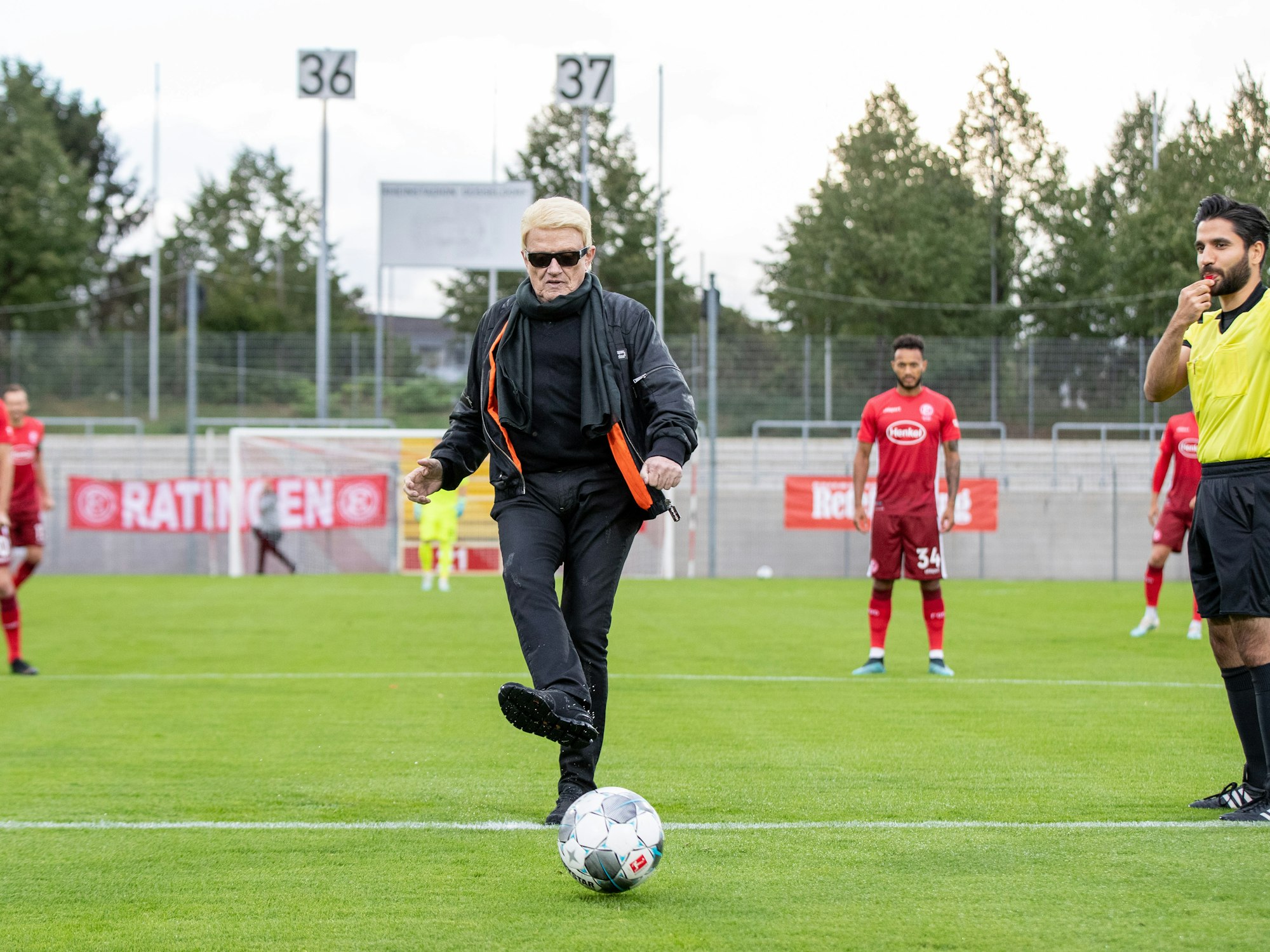Heino macht den Anstoß für ein Benefizspiel.
