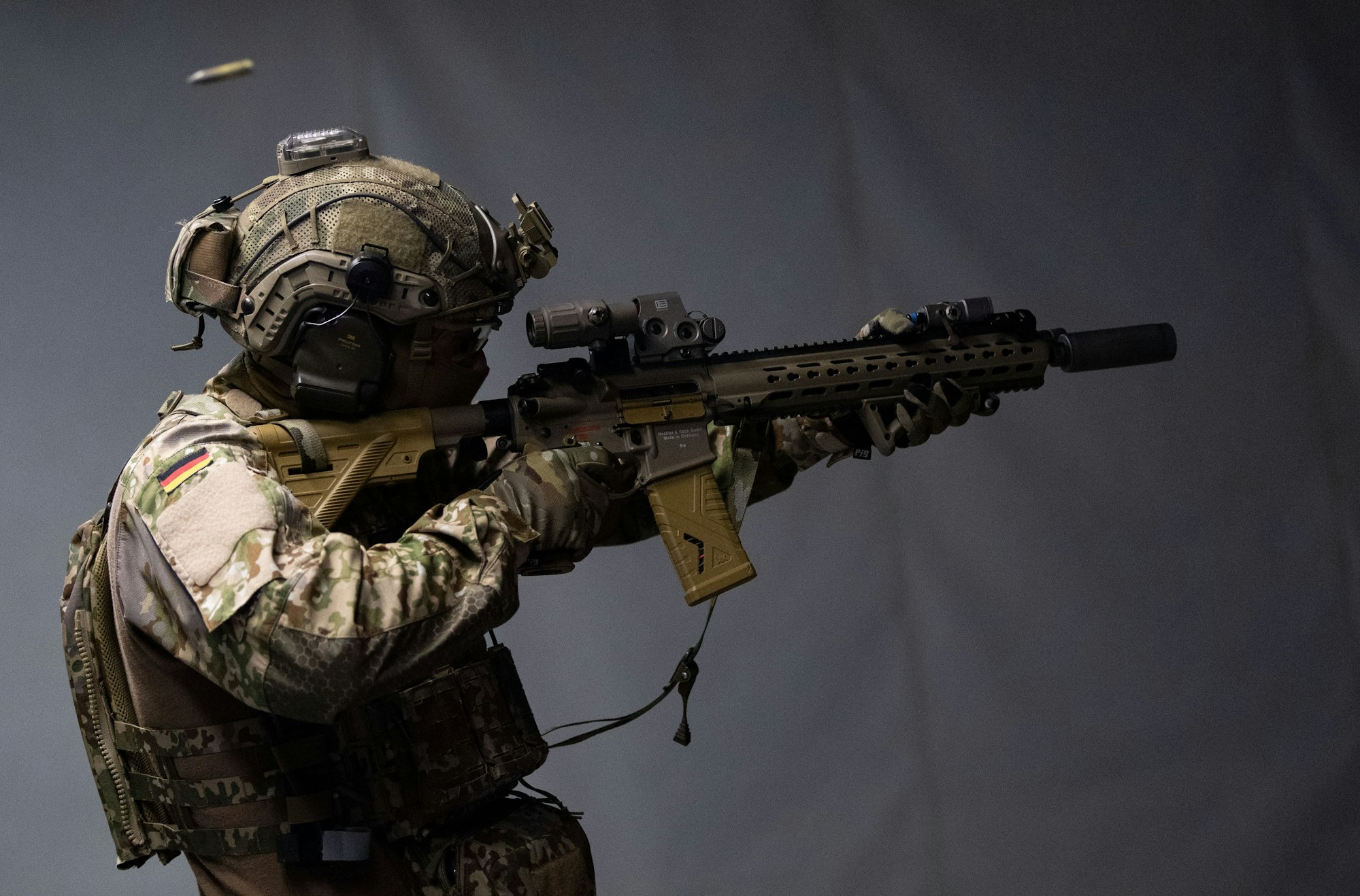 Ein Schießausbilder demonstriert im einem Raum des Schießausbildungszentrums des Kommando Spezialkräfte (KSK) der Bundeswehr das Schießtraining mit interaktiver Zieldarstellung.