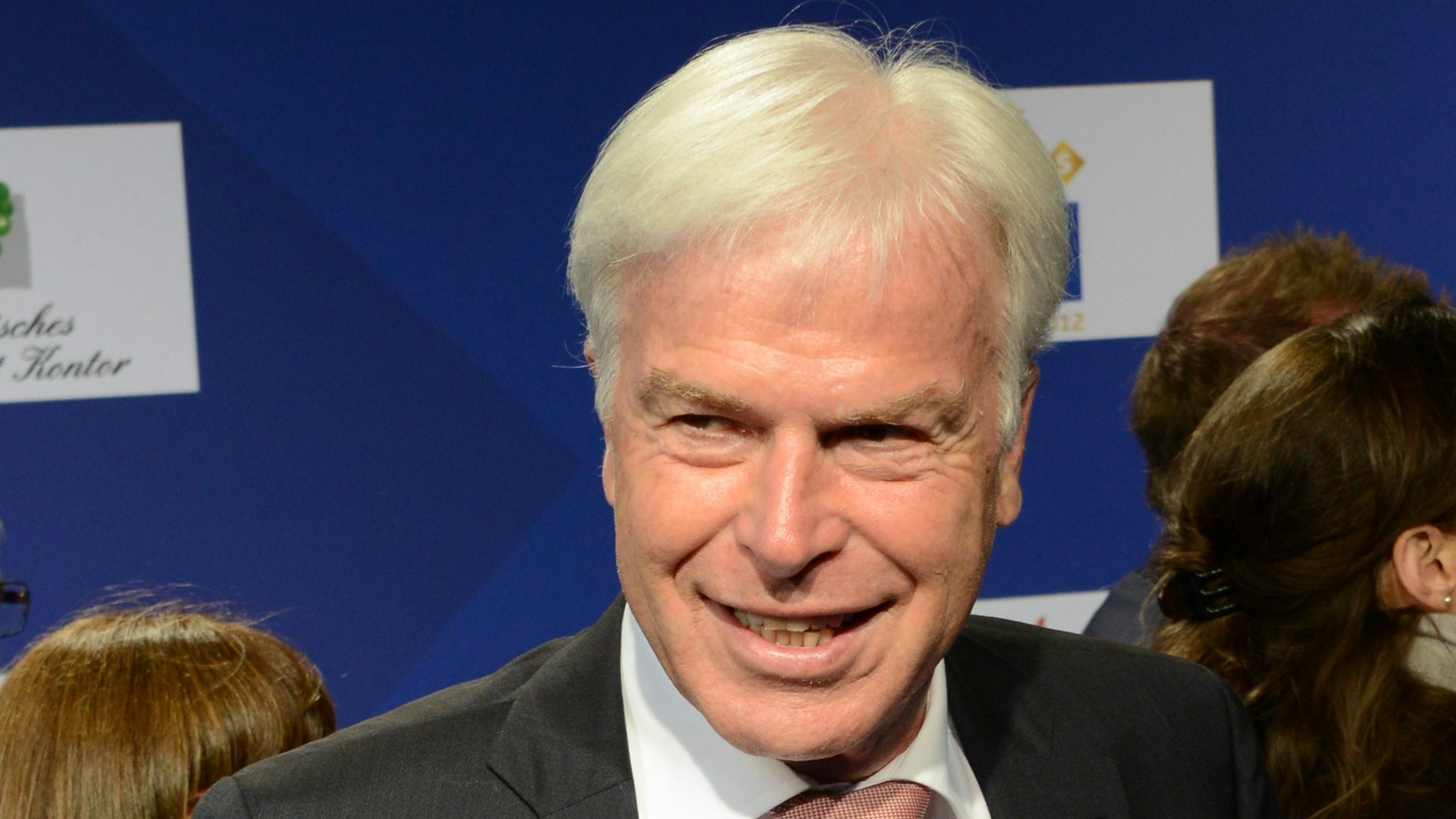 Der Herausgeber des Kicker-Sportmagazins, Rainer Holzschuh, posiert in Hamburg bei der Geburtstagsgala des HSV mit einer "Torjägerkanone" für Uwe Seeler.