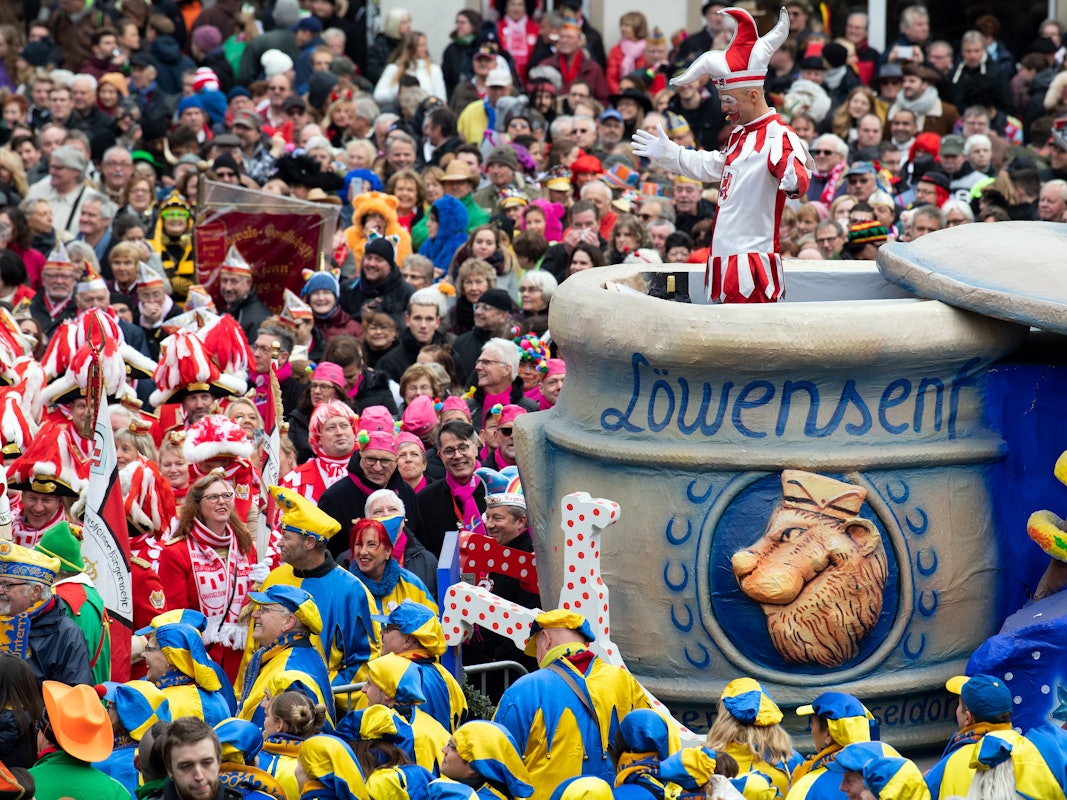 Die Düsseldorfer Karnevalsfigur Hoppeditz spricht vor dem Rathaus.