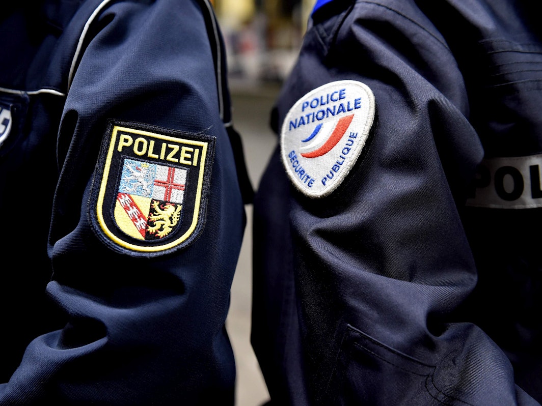 Die französische Polizei hat den Serientäter "Pockengesicht" gestellt. Vor einer Vorladung der Polizei in Paris nahm sich der Ex-Polizist das Leben.