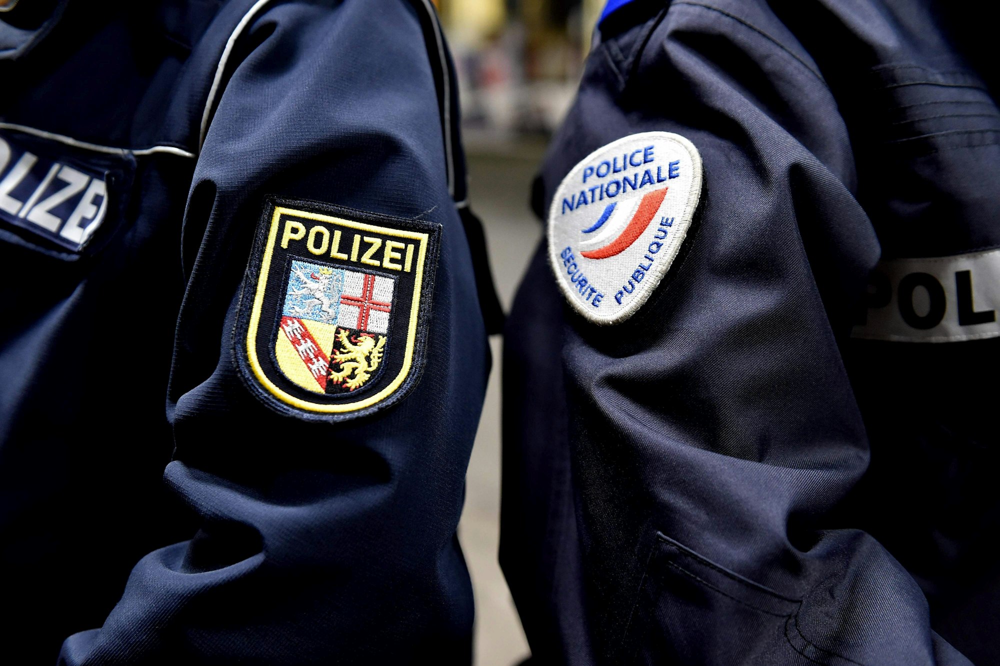 Die französische Polizei hat den Serientäter "Pockengesicht" gestellt. Vor einer Vorladung der Polizei in Paris nahm sich der Ex-Polizist das Leben.