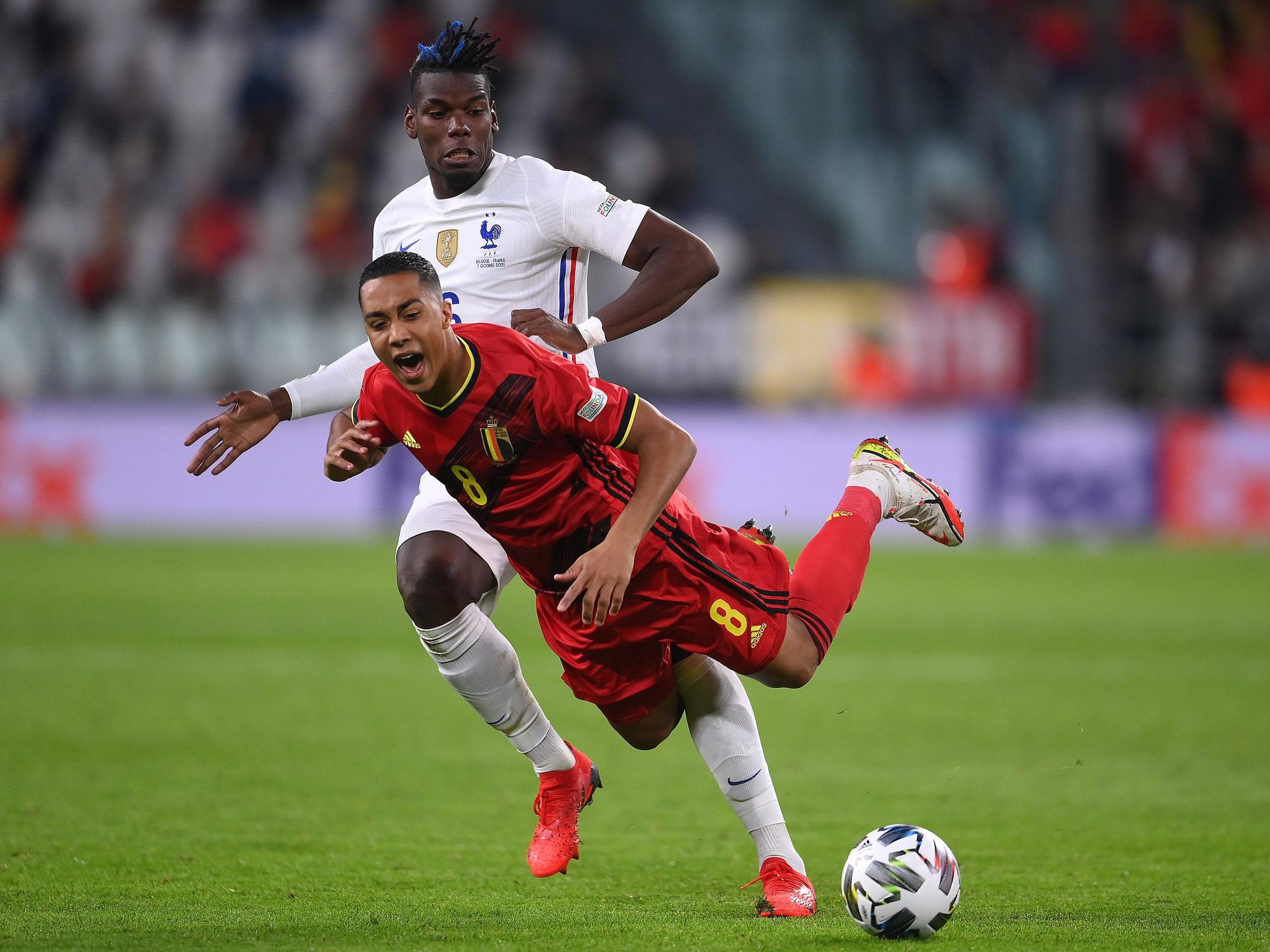 Paul Pogba im Zweikampf mit Youri Tielemans