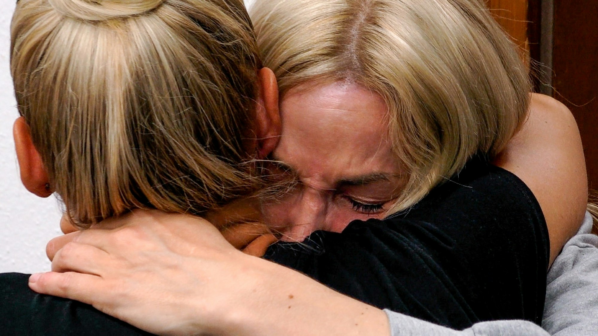 Pure Verzweiflung: Michelle sucht Trost bei Maritta. Beide umarmen sich.