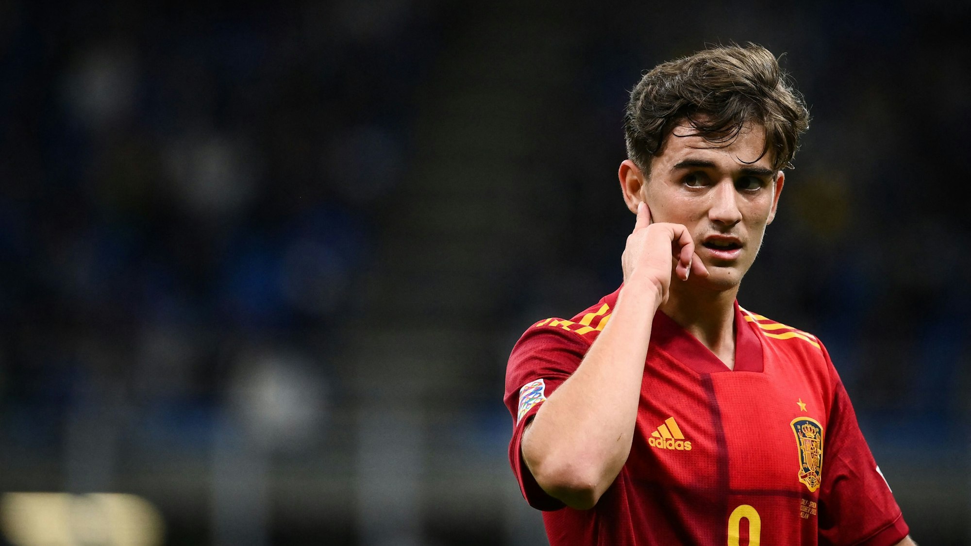 Gavi hält sich im Länderspiel mit Spanien die Hand ans Ohr.