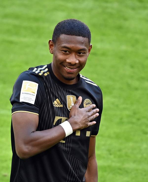 David Alaba hält bei seiner Verabschiedung die Hand auf das Vereinswappen von Bayern München.