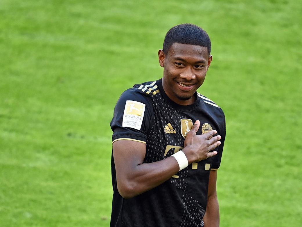 David Alaba hält bei seiner Verabschiedung die Hand auf das Vereinswappen von Bayern München.