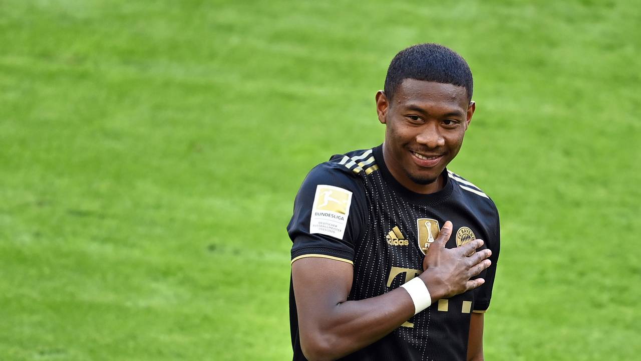 David Alaba hält bei seiner Verabschiedung die Hand auf das Vereinswappen von Bayern München.