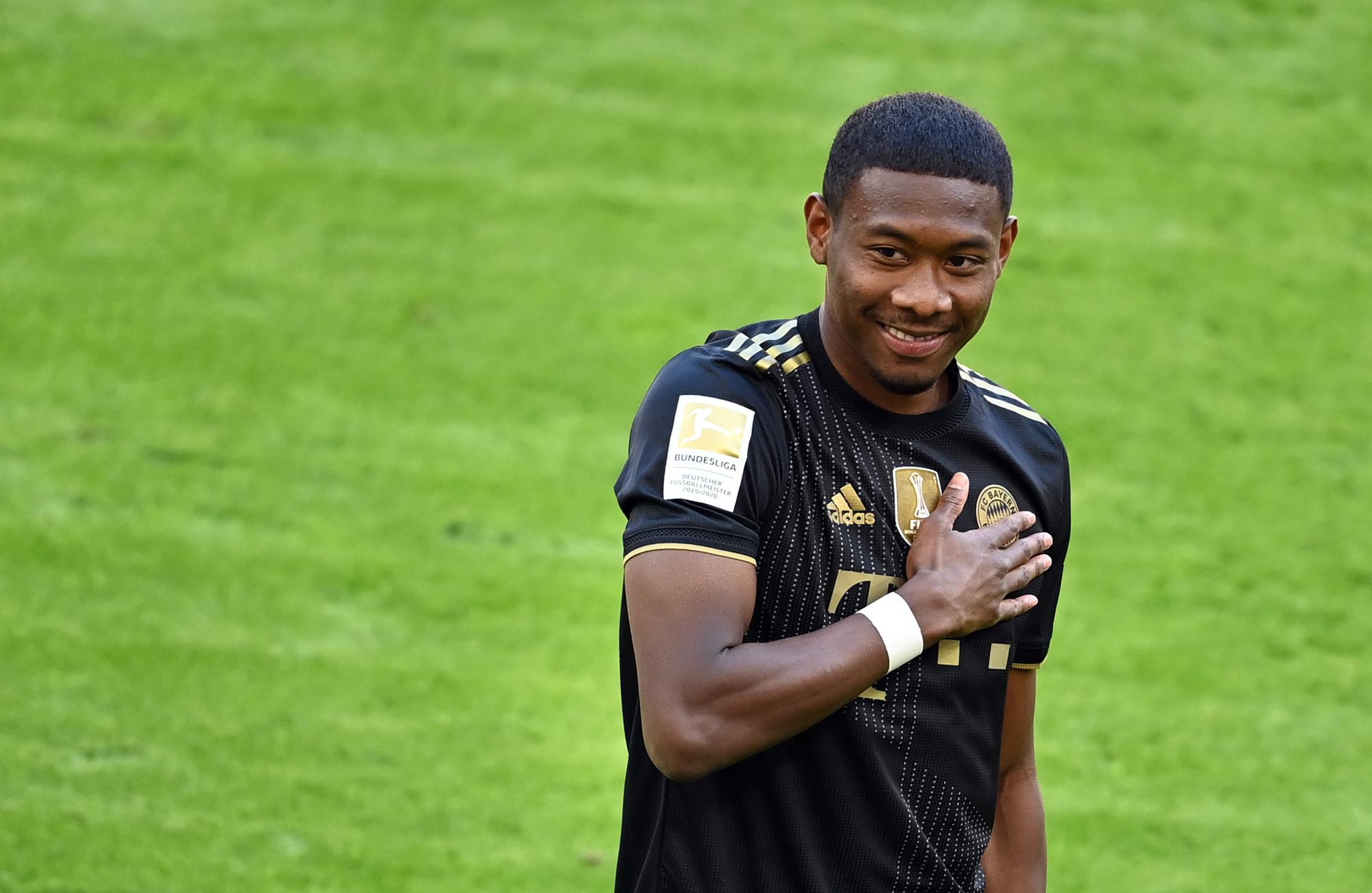 David Alaba hält bei seiner Verabschiedung die Hand auf das Vereinswappen von Bayern München.