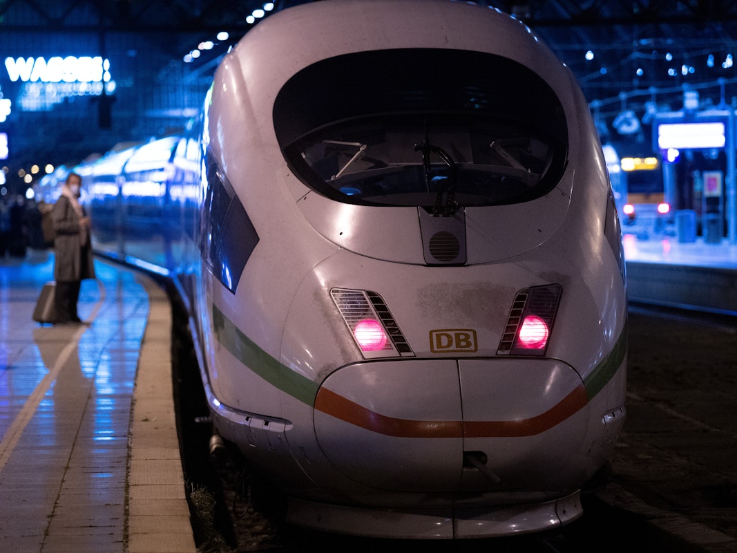 Ein ICE steht in Köln im Hauptbahnhof.