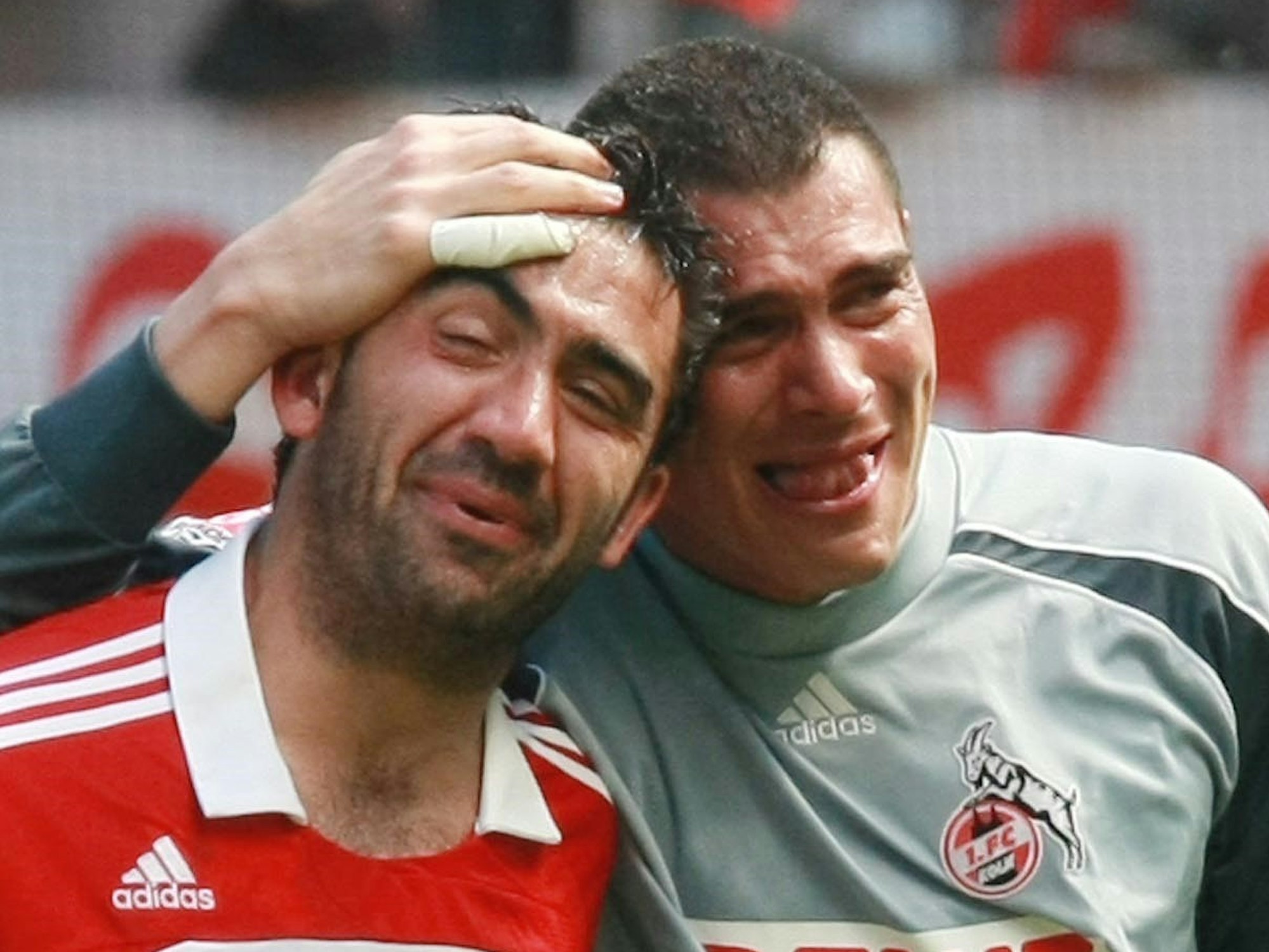 Faryd Mondragon un Ümit Özat feiern Kölns Aufstieg.