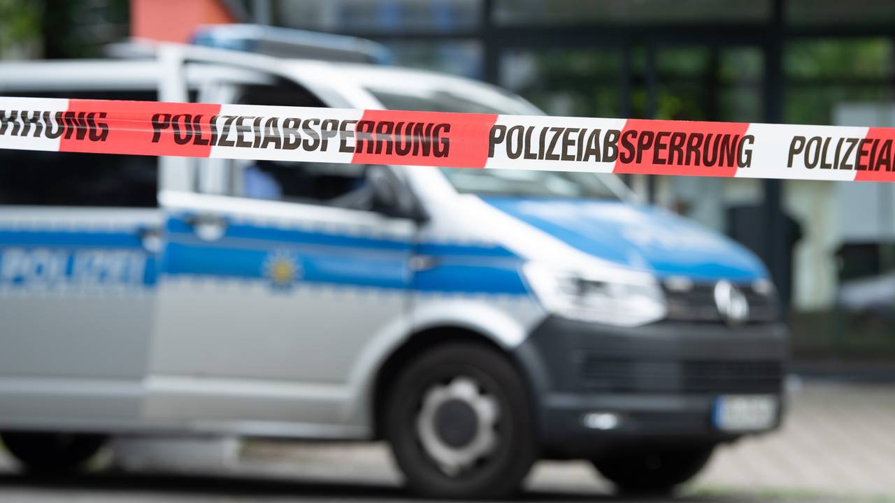 Ein Polizeiauto steht hinter einer Absperrung vor einem Studentenwohnheim im Dresdner Stadtteil Strehlen.