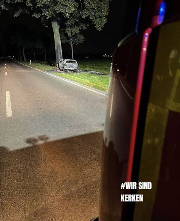Ein Fahrer prallte mit seinem Opel Astra am 30. September 2021 gegen einen Baum in Kerken und verstarb.