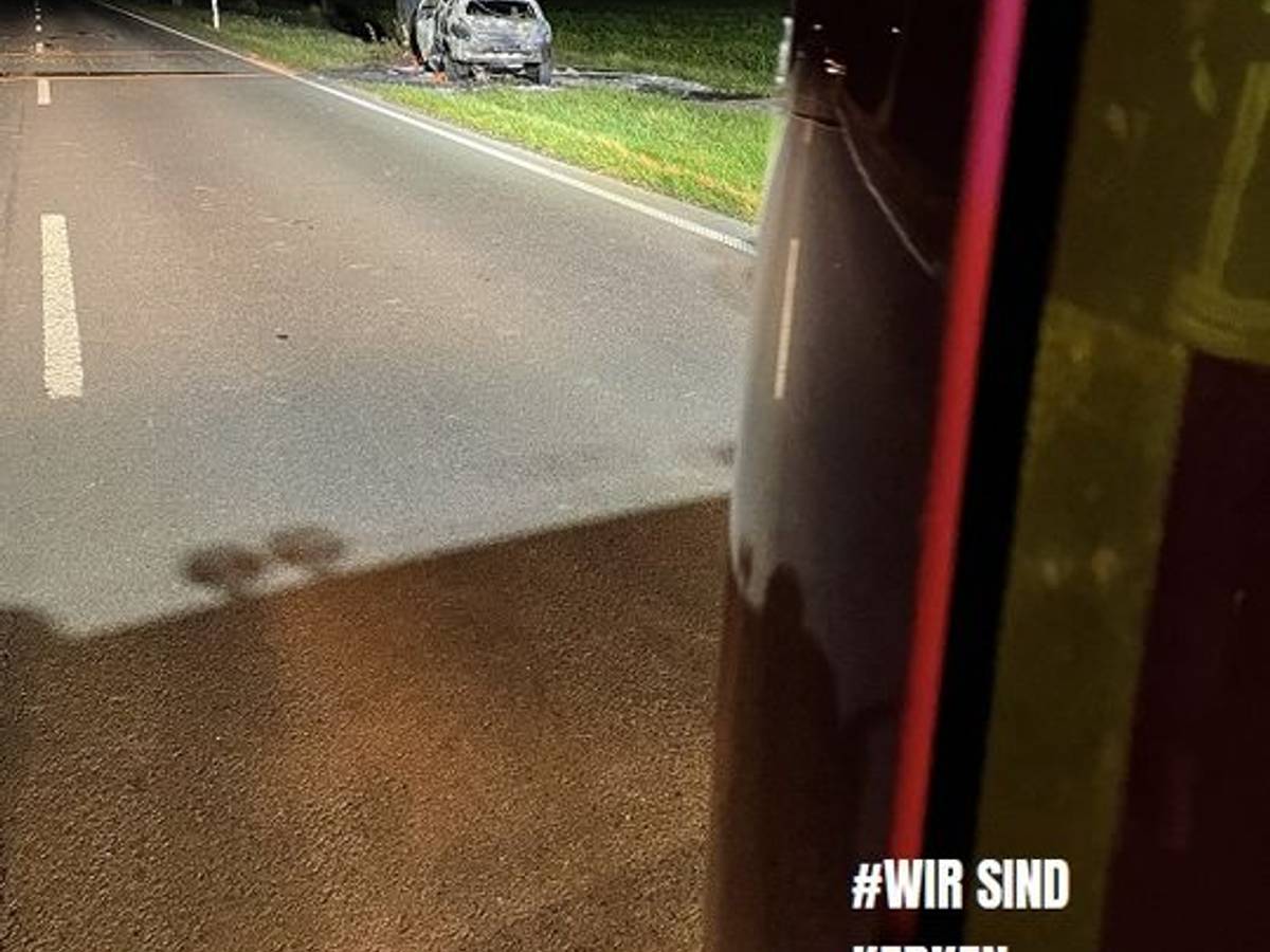 Ein Fahrer prallte mit seinem Opel Astra am 30. September 2021 gegen einen Baum in Kerken und verstarb.