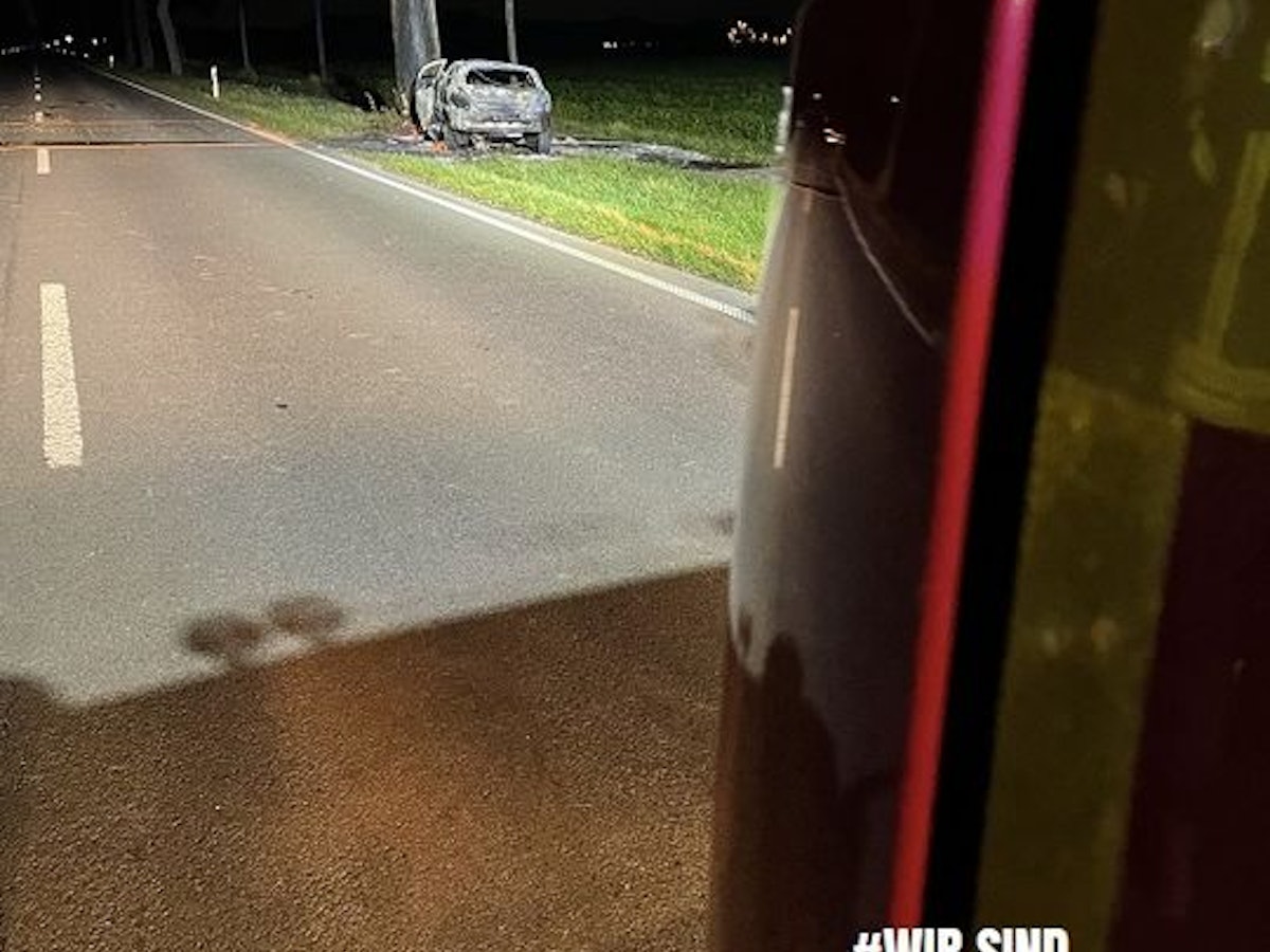Ein Fahrer prallte mit seinem Opel Astra am 30. September 2021 gegen einen Baum in Kerken und verstarb.