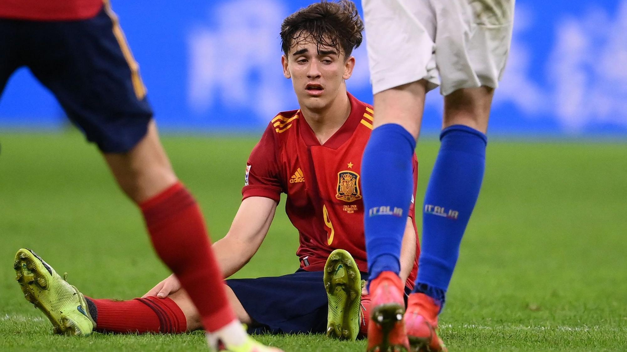 Gavi sitzt im Länderspiel zwischen Italien und Spanien auf dem Hosenboden.