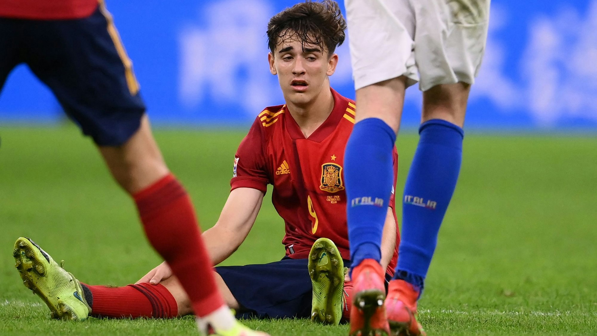 Gavi sitzt im Länderspiel zwischen Italien und Spanien auf dem Hosenboden.