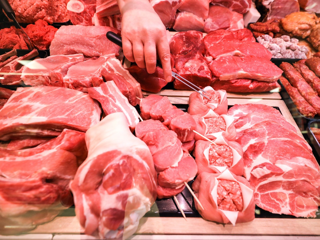Die Fleischpreise steigen immer weiter. Hier ein Symbolbild einer Fleischtheke im Supermarkt