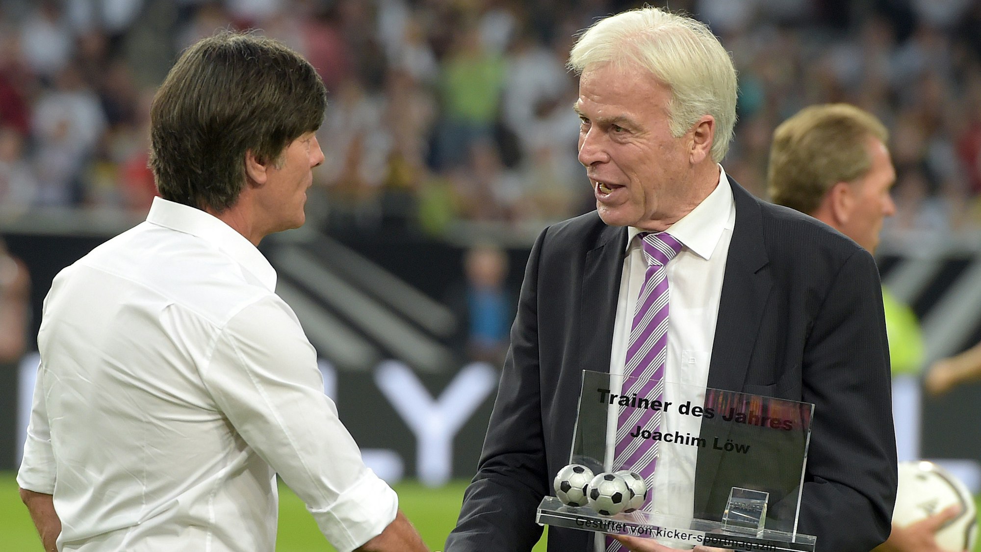 Rainer Holzschuh schüttelt Joachim Löw die Hand.
