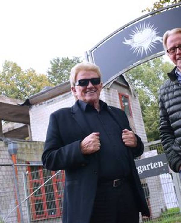 Heino und Dieter Bergmann stehen vor dem abgebrannten Vereinsheim von Schwarz-Weiss Oberbilk.
