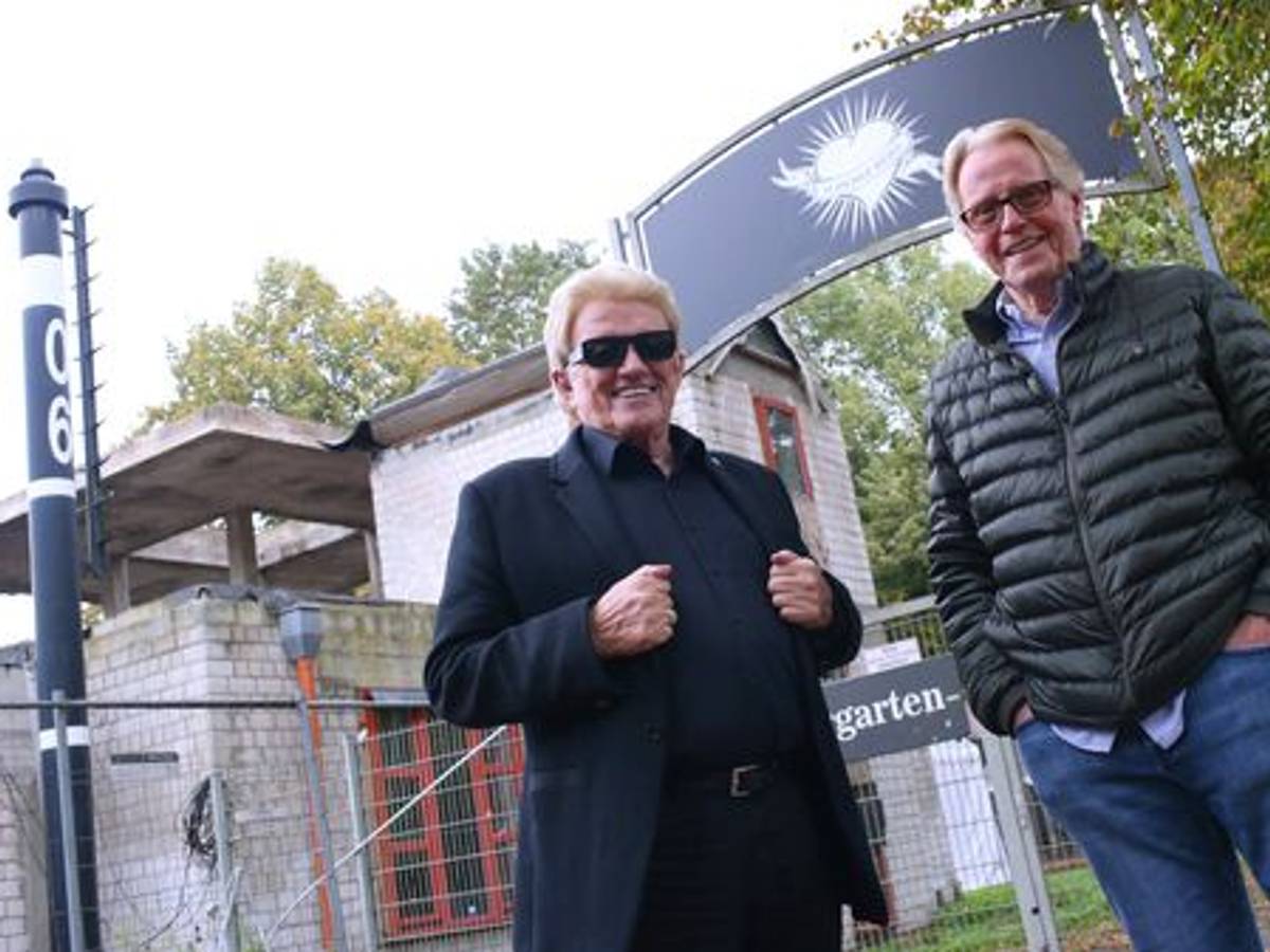 Heino und Dieter Bergmann stehen vor dem abgebrannten Vereinsheim von Schwarz-Weiss Oberbilk.