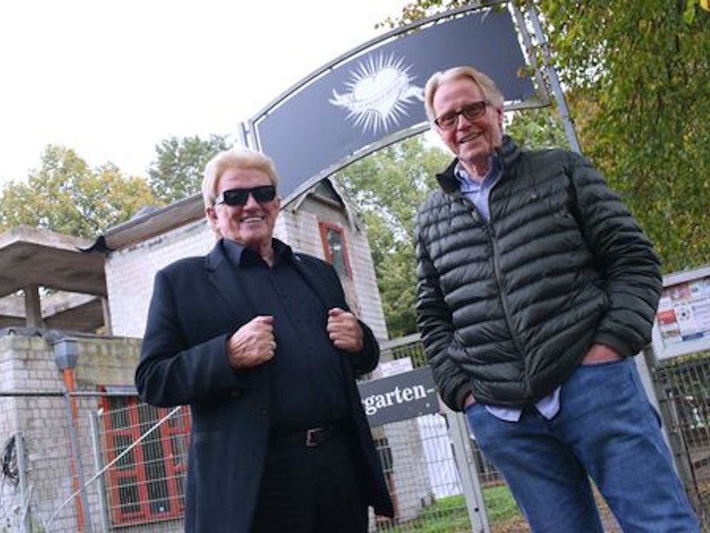 Heino und Dieter Bergmann stehen vor dem abgebrannten Vereinsheim von Schwarz-Weiss Oberbilk.