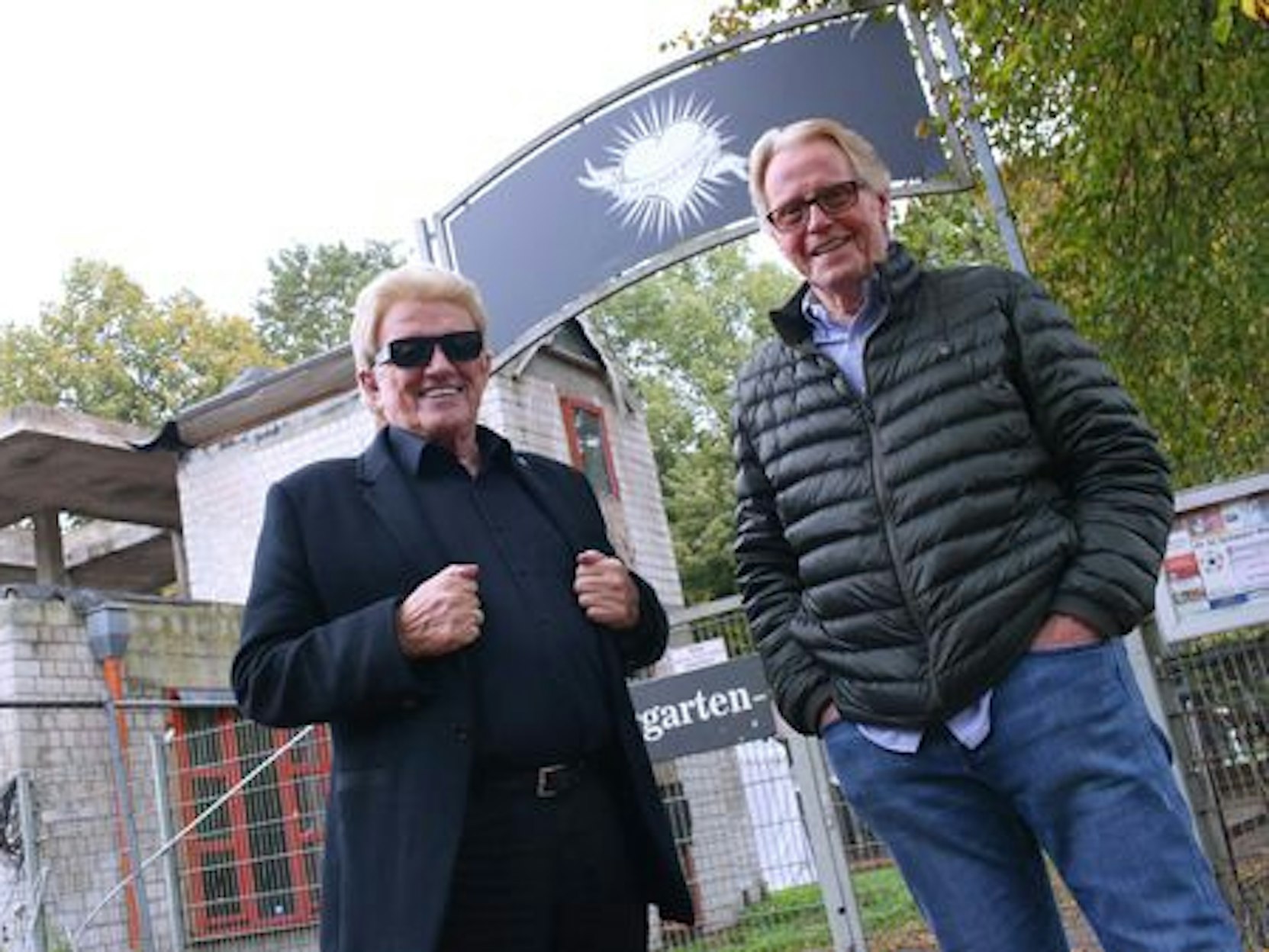 Heino und Dieter Bergmann stehen vor dem abgebrannten Vereinsheim von Schwarz-Weiss Oberbilk.