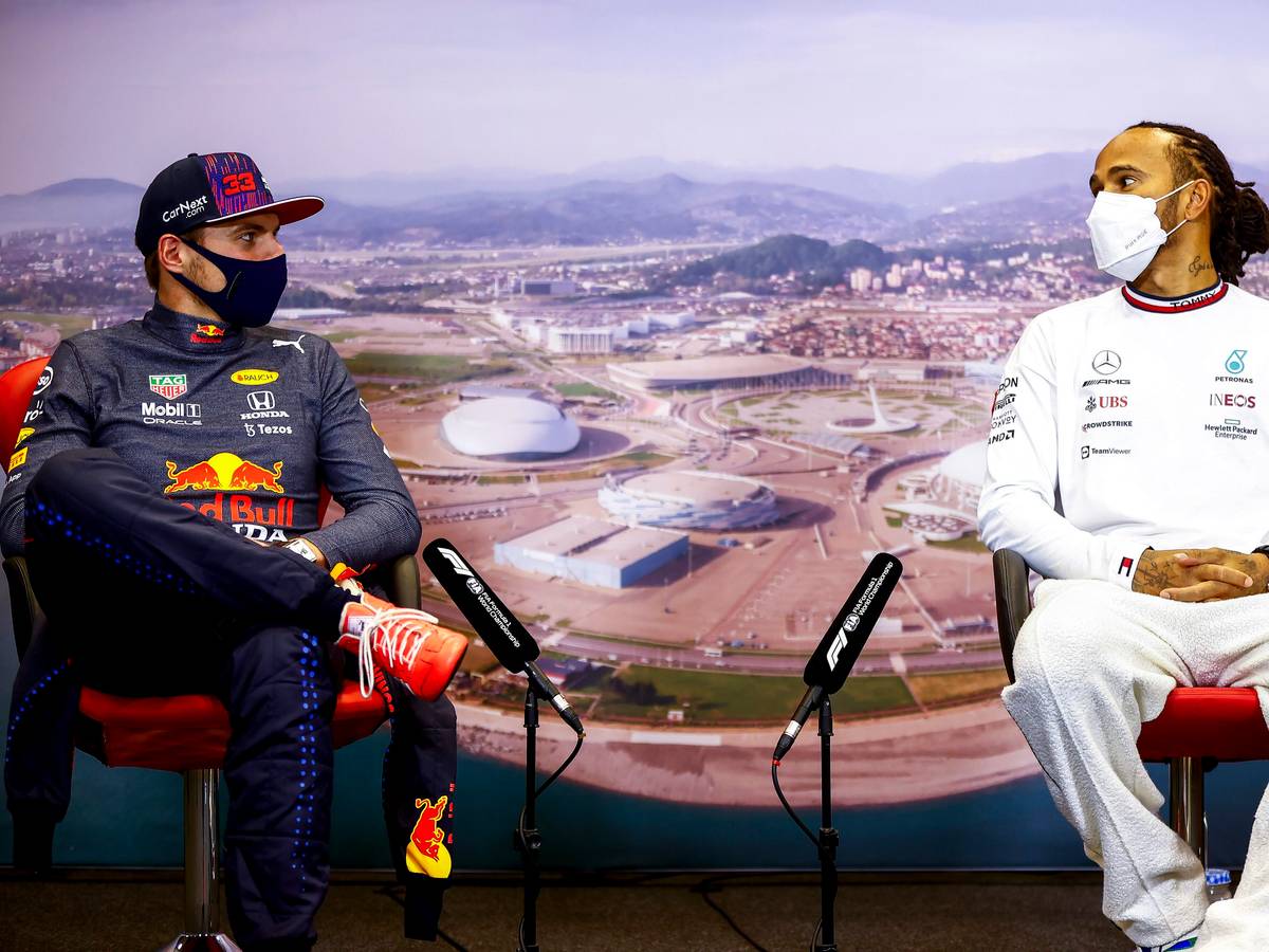 Max Verstappen (l.) von Red Bull Racing und Lewis Hamilton von Mercedes, sitzen nebeneinander auf der Pressekonferenz nach dem Großen Preis von Russland