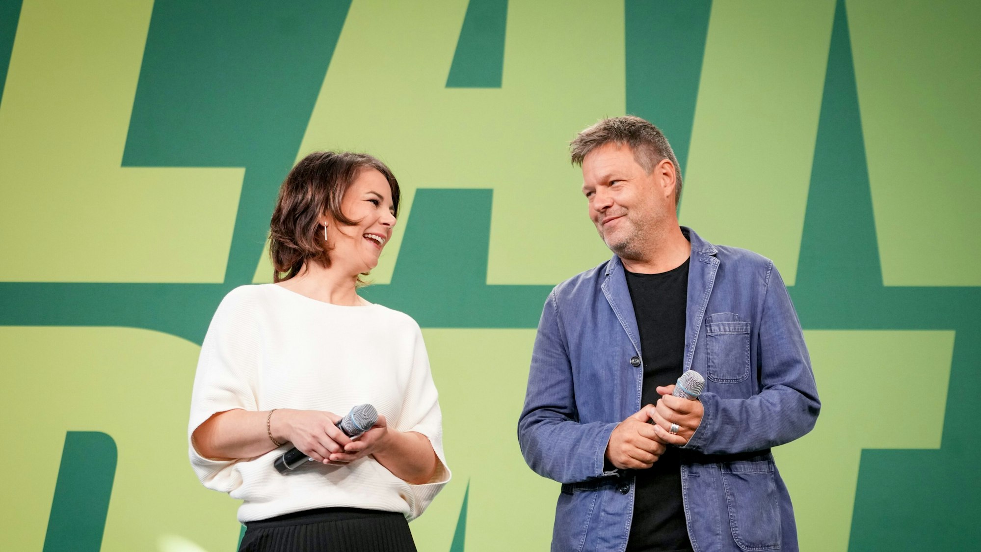 Annalena Baerbock und Robert Habeck befinden sich in Sondierungsgesprächen mit FDP und SPD, Ziel ist ein Ampel-Bündnis.
