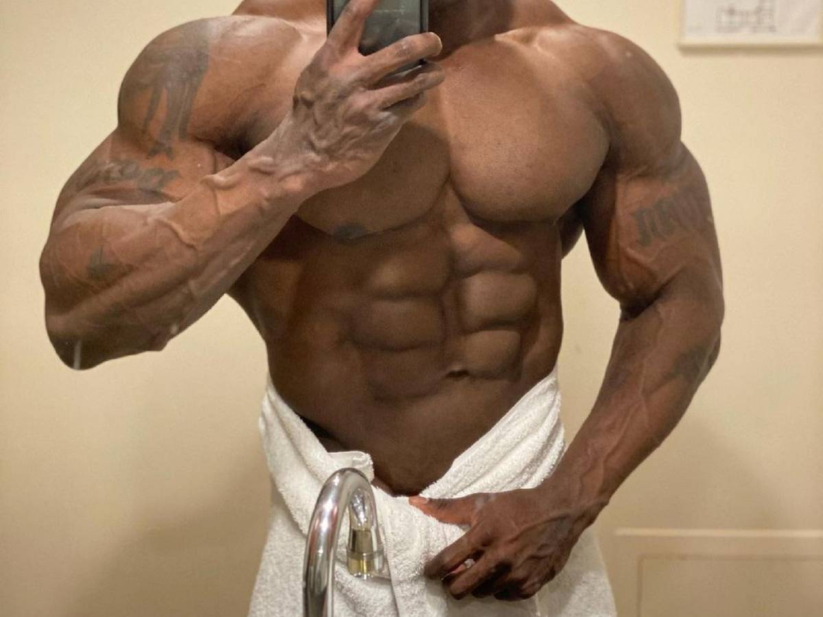 Profi-Bodybuilder George Peterson posiert für ein Selfie