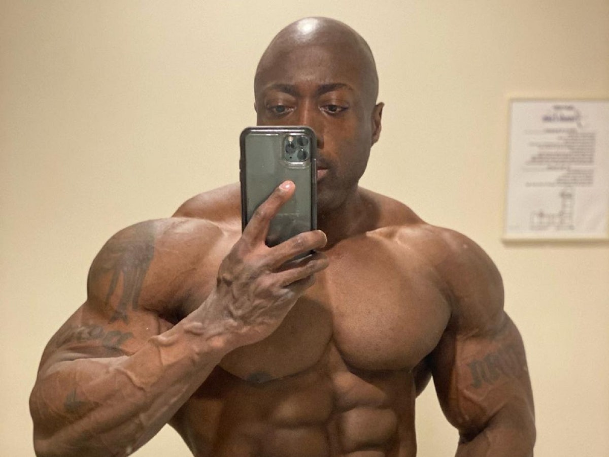 Profi-Bodybuilder George Peterson posiert für ein Selfie