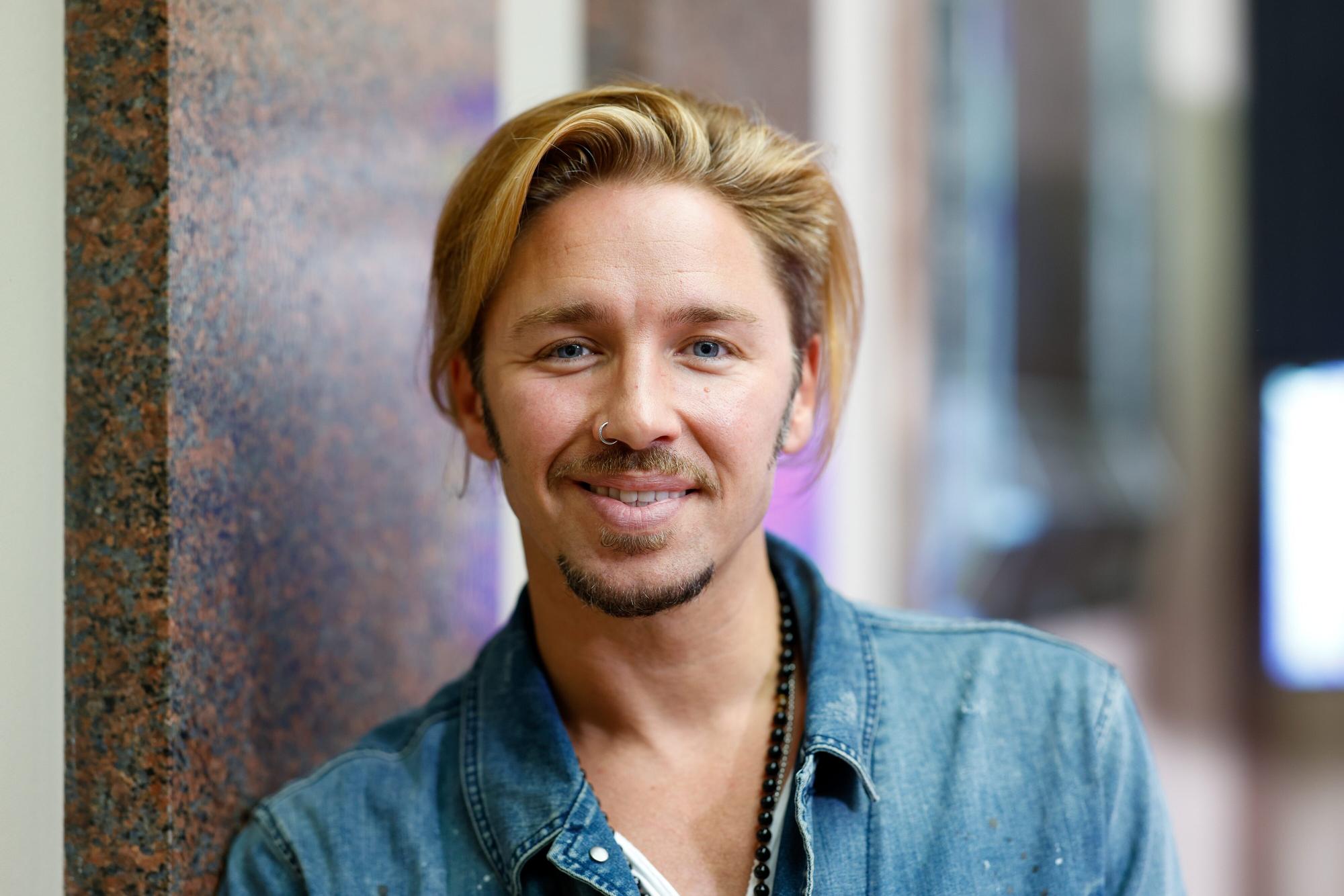 Gil Ofarim macht den Mitarbeitern des Hotel Westin in Leipzig den Vorwurf, ihn antisemitisch beleidigt zu haben. Nun wehrt sich das Hotel gegen die Vorwürfe. Unser Foto von Gil ist am 19.08.2021 in Berlin bei einem Fototermin entstanden.