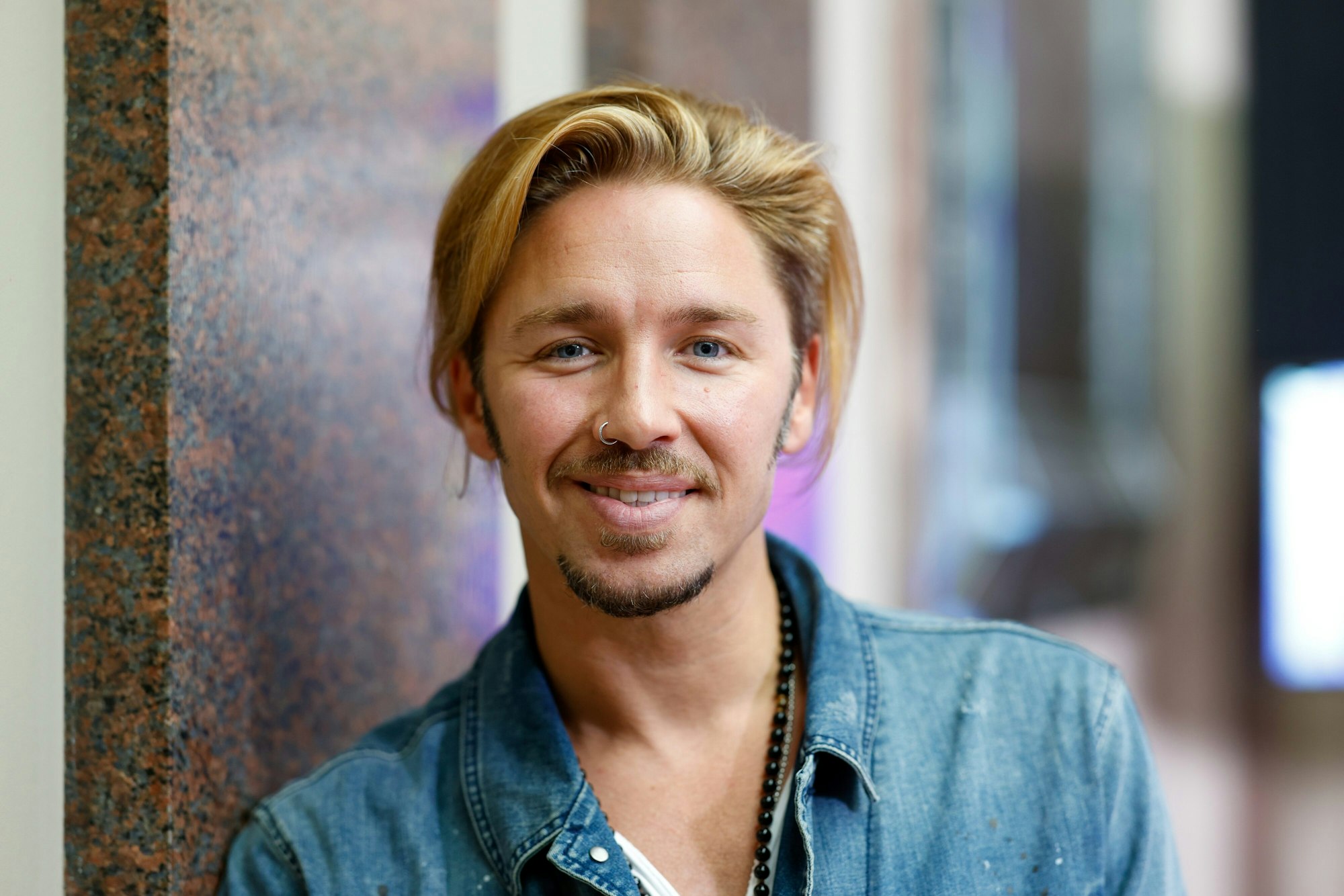 Gil Ofarim macht den Mitarbeitern des Hotel Westin in Leipzig den Vorwurf, ihn antisemitisch beleidigt zu haben. Nun wehrt sich das Hotel gegen die Vorwürfe. Unser Foto von Gil ist am 19.08.2021 in Berlin bei einem Fototermin entstanden.