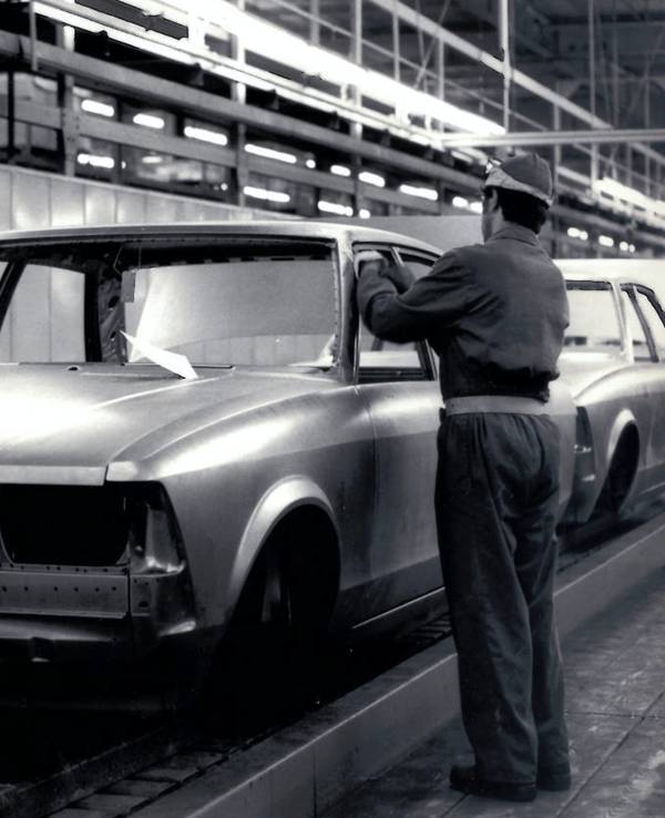 Ein Mitarbeiter am Band bei Ford.