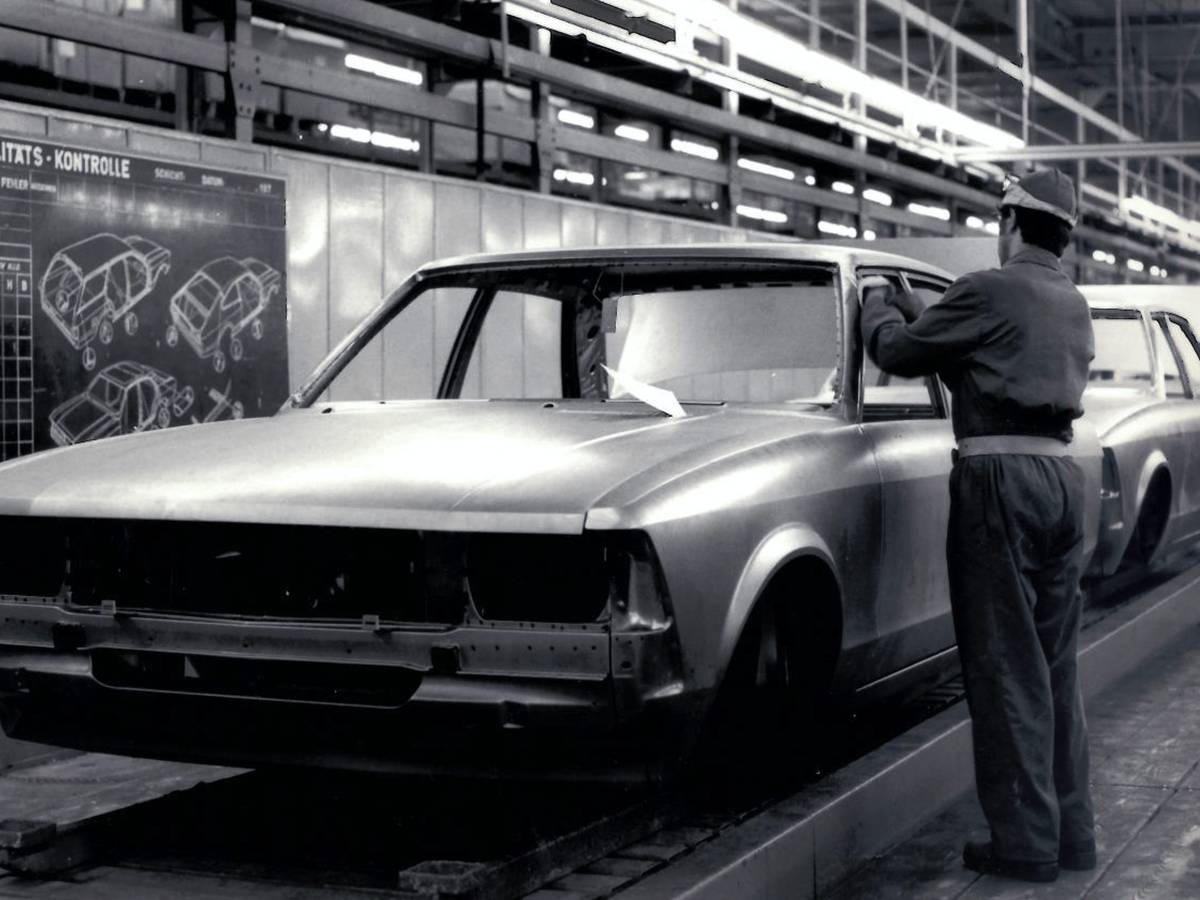 Ein Mitarbeiter am Band bei Ford.