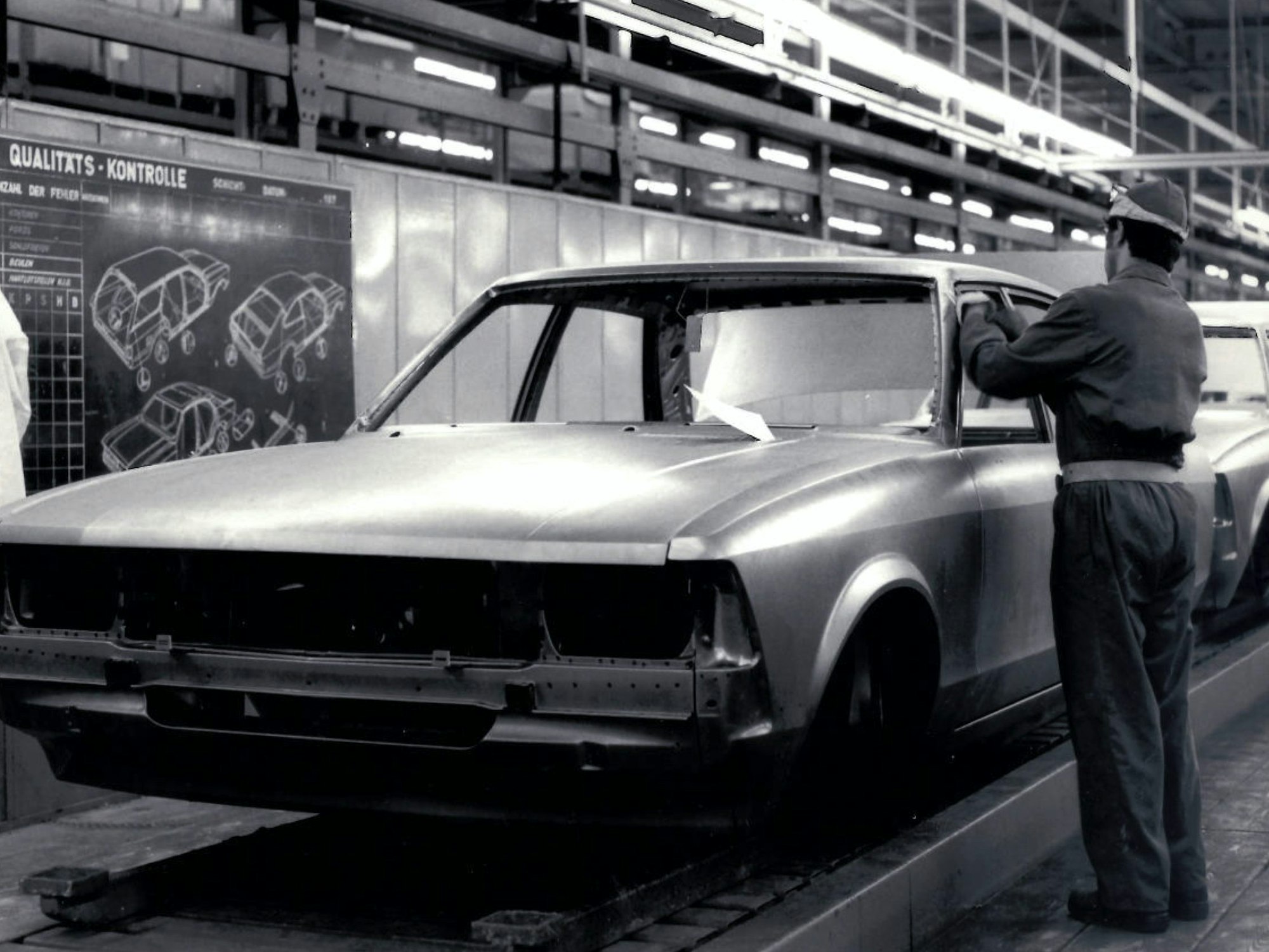 Ein Mitarbeiter am Band bei Ford.