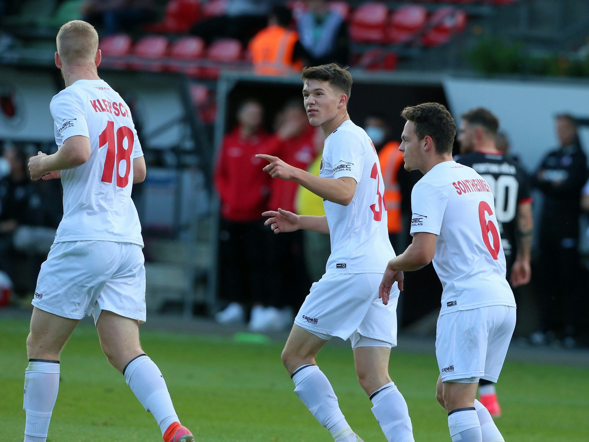 Viktoria Köln jubelt gegen Fortuna Köln.
