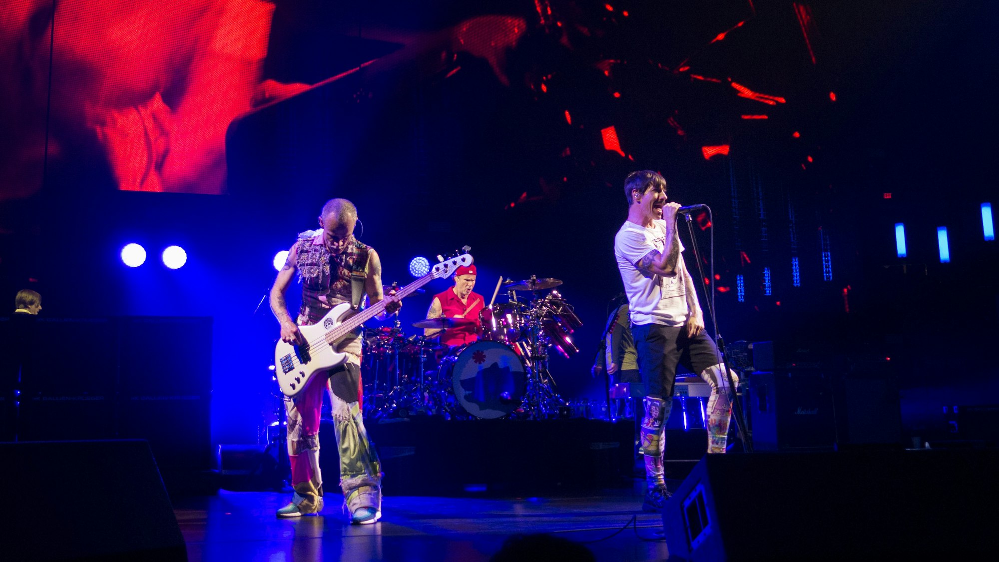 Die Musiker Flea, Chad Smith und Anthony Kiedis stehen auf der Bühne