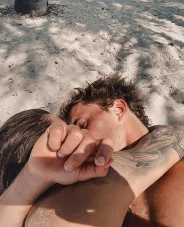 Sophia Thomalla und Alexander Zverev im Jahr 2021 knutschend an einem Strand.