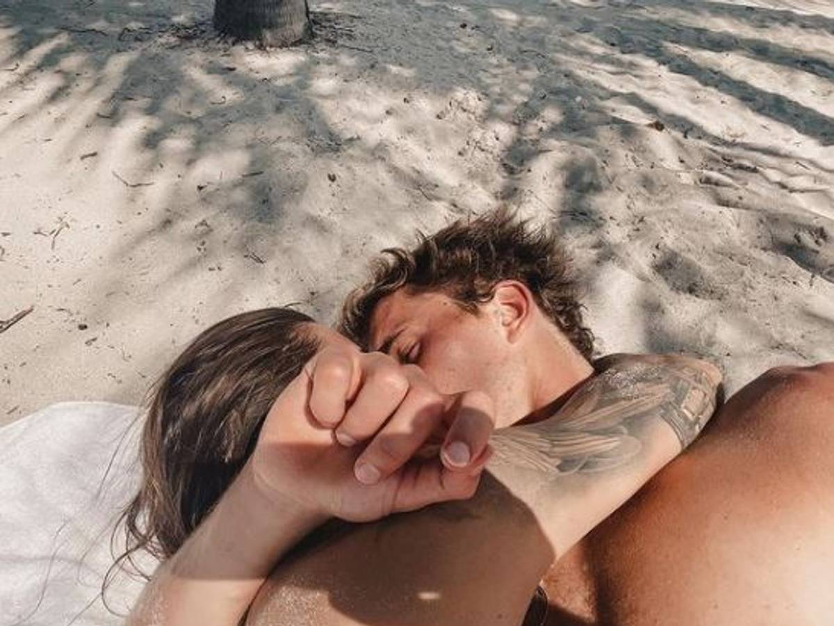 Sophia Thomalla und Alexander Zverev im Jahr 2021 knutschend an einem Strand.