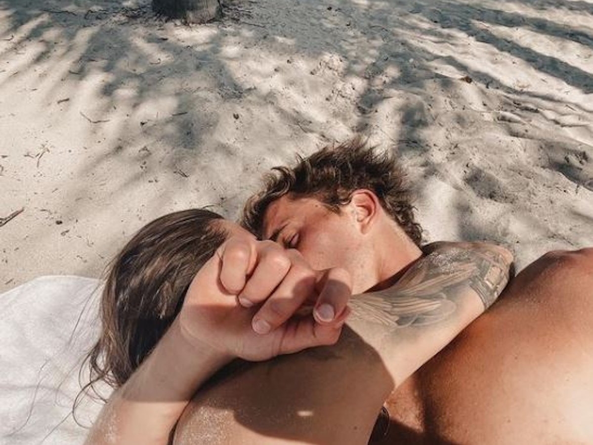 Sophia Thomalla und Alexander Zverev im Jahr 2021 knutschend an einem Strand.