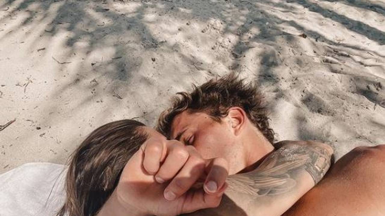 Sophia Thomalla und Alexander Zverev im Jahr 2021 knutschend an einem Strand.