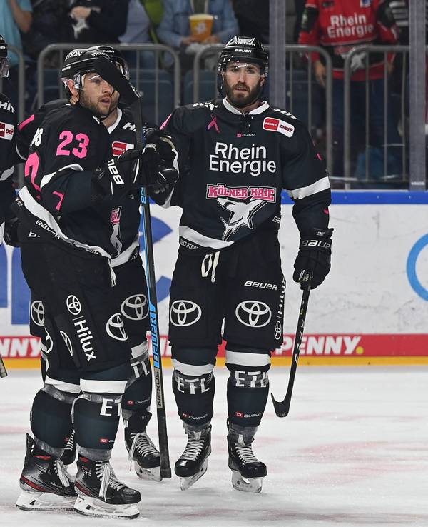 Kölner Haie mit pinken Nummern: Ein Zeichen für die Brustkrebs-Forschung.