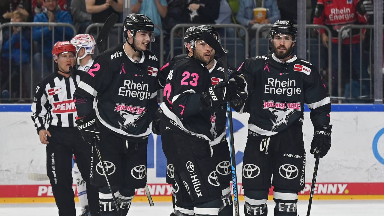 Kölner Haie mit pinken Nummern: Ein Zeichen für die Brustkrebs-Forschung.