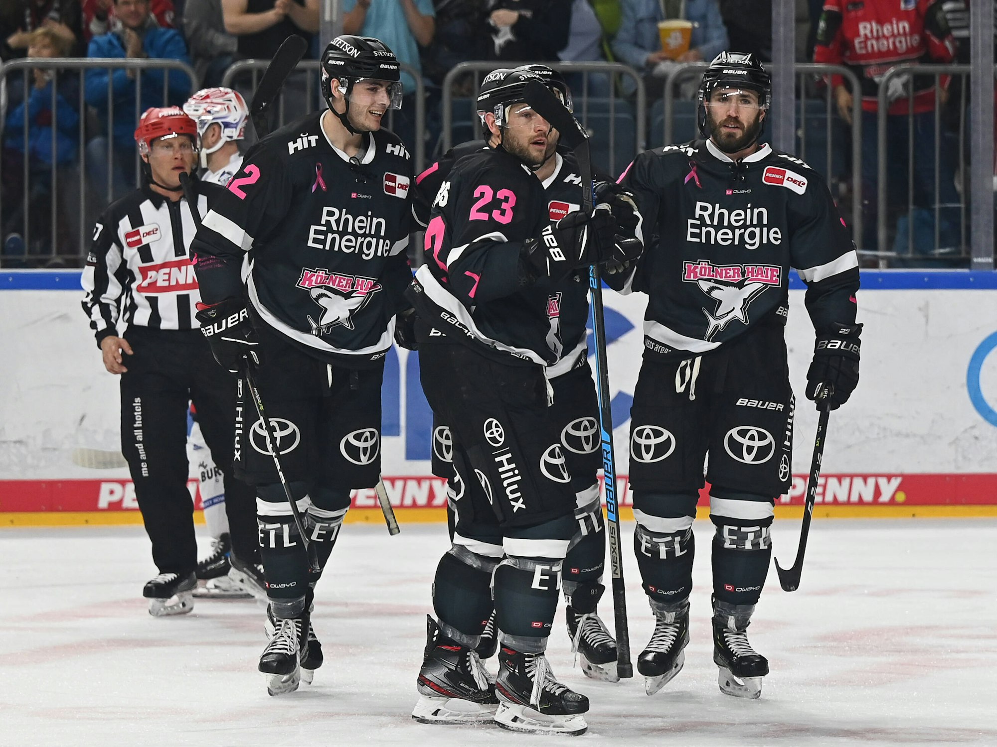 Kölner Haie mit pinken Nummern: Ein Zeichen für die Brustkrebs-Forschung.