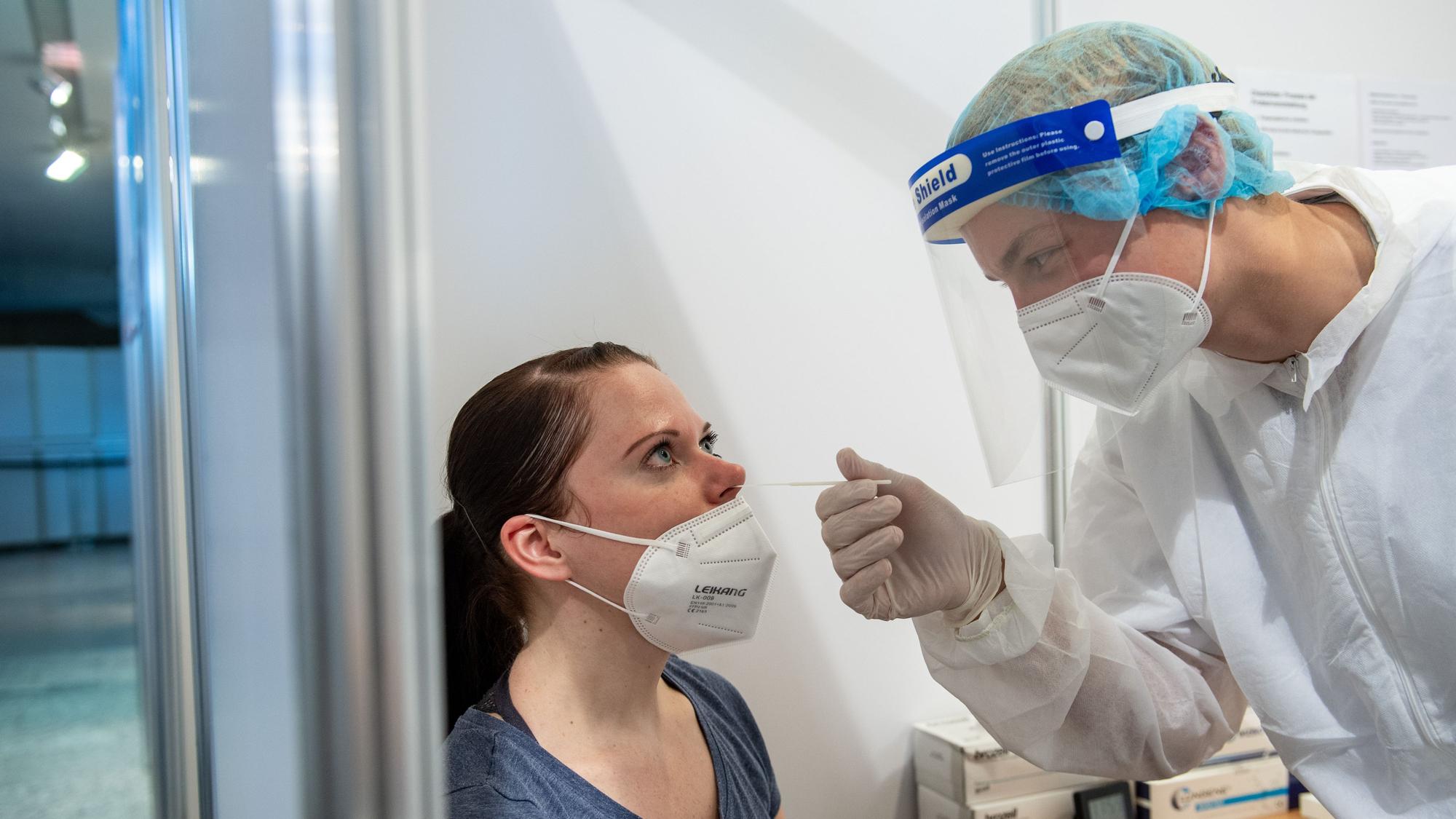 Bisher waren die sogenannten „Bürgertests“ kostenlos. Ab Montag müssen die meisten für ihren Corona-Schnelltest bezahlen: Dadurch sollen sich mehr Leute impfen lassen.