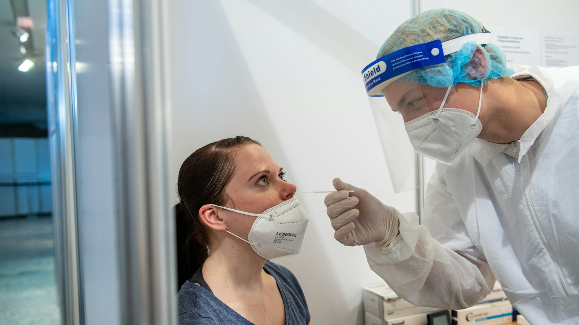 Bisher waren die sogenannten „Bürgertests“ kostenlos. Ab Montag müssen die meisten für ihren Corona-Schnelltest bezahlen: Dadurch sollen sich mehr Leute impfen lassen.