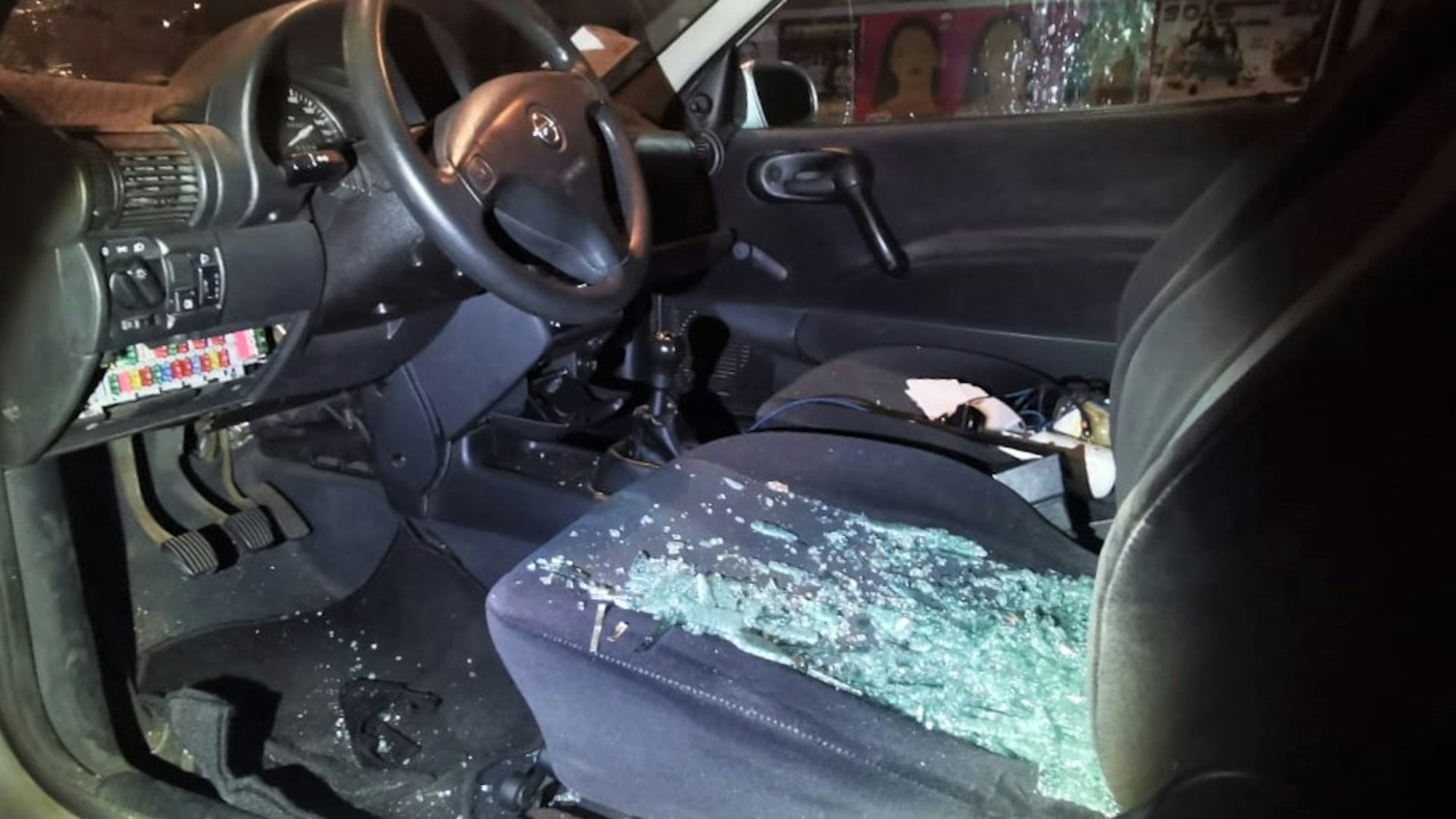 Scherben der Windschutzscheibe liegen auf dem Fahrersitz.