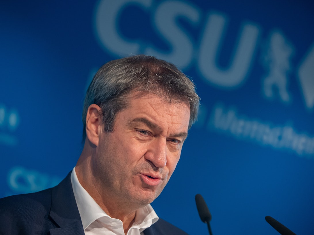 Markus Söder bei einer Pressekonferenz in München vor einer blauen CSU-Leinwand.