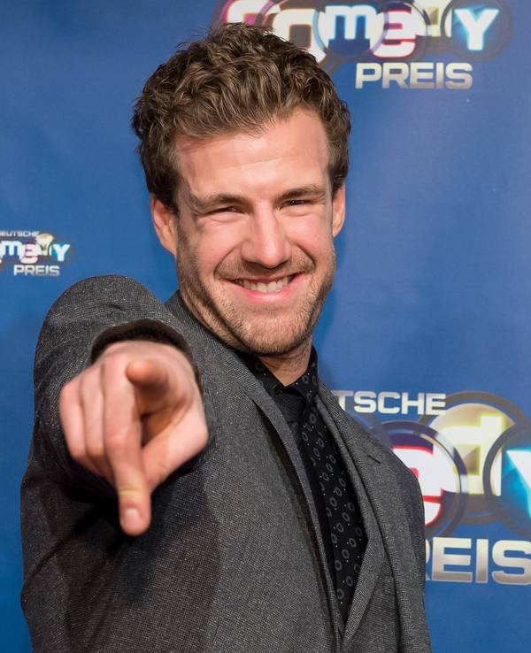 Luke Mockridge (hier 2017 in Köln beim Comedypreis) hat sich wegen den Vorwürfen zu einer versuchten Vergewaltigung aus der Öffentlichkeit zurückgezogen. Nun nimmt ihn Tom Gerhardt in Schutz.